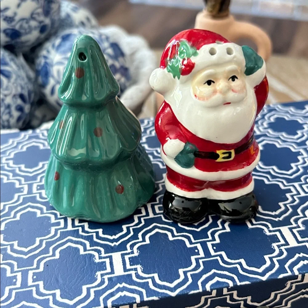 NEW! Christmas Holiday Santa Claus & Christmas Tree Ceramic Salt Pepper Shaker